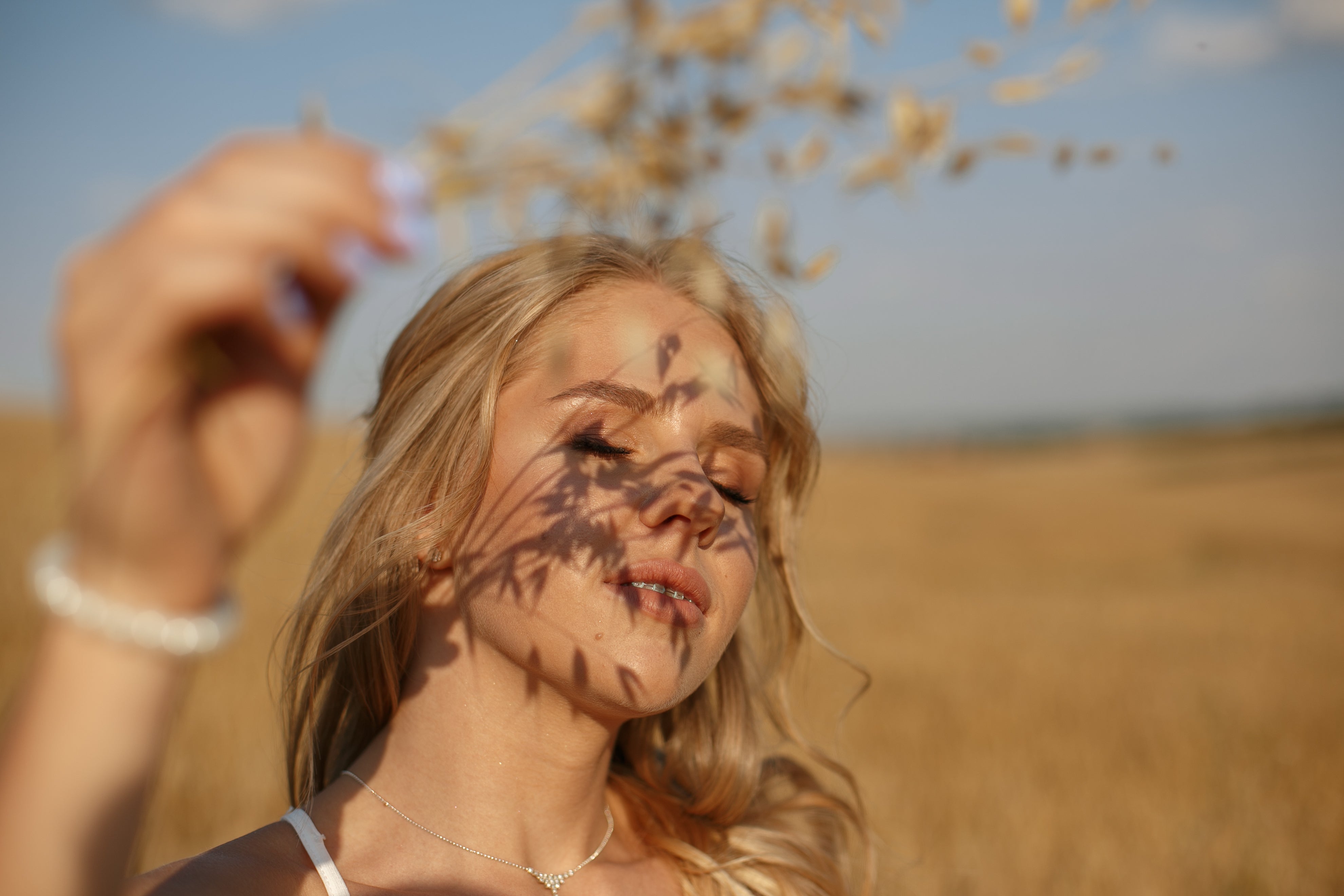 files/beautiful-elegant-girl-autumn-field_14c5e6b8-ebe9-4ecd-b649-a802f9c30bb4.jpg